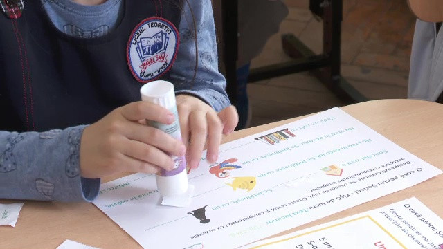 Mii de copii din România sunt ajutați de o asociație să scrie și să citească. Părinții nu au bani pentru educația copiilor