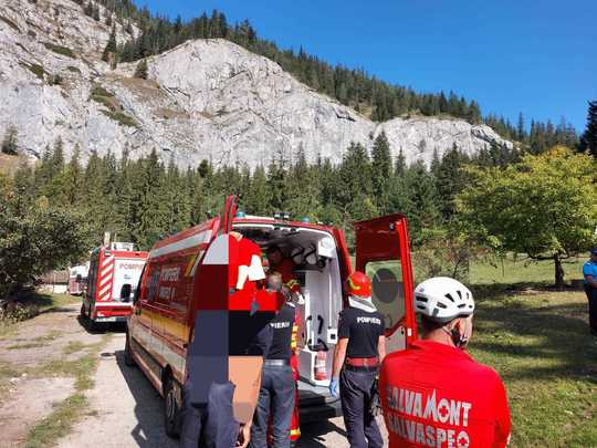 Intervenţie pentru salvarea unui bărbat lovit de o piatră, într-o zonă greu accesibilă din Cheile Bicazului | FOTO