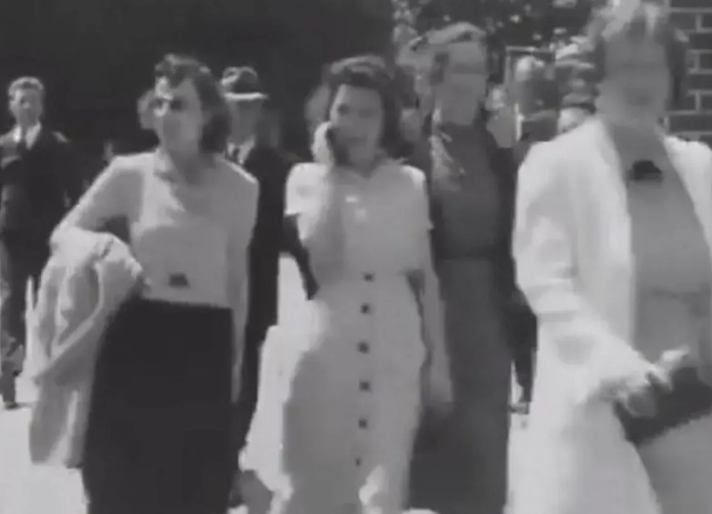 Femeia văzută „vorbind la telefon” într-o filmare bizară din 1938 confirmă că teoriile „călătoriilor în timp” există