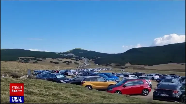 Turiștii au profitat de vremea călduroasă și s-au avântat în drumeții și plimbări. „E foarte cald, azi nu ne îmbrăcăm gros”