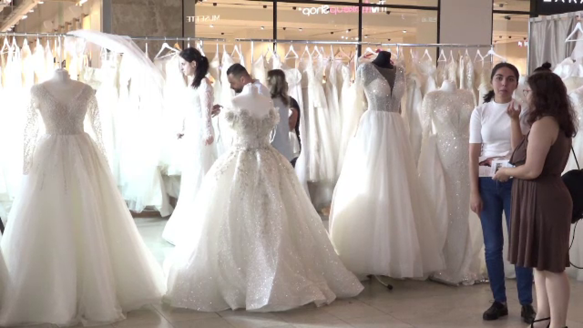 Târgul de nunți al toamnei a ajuns la Iași. Viitorii miri sunt așteptați cu rochii, costume, verighete și servicii foto-video