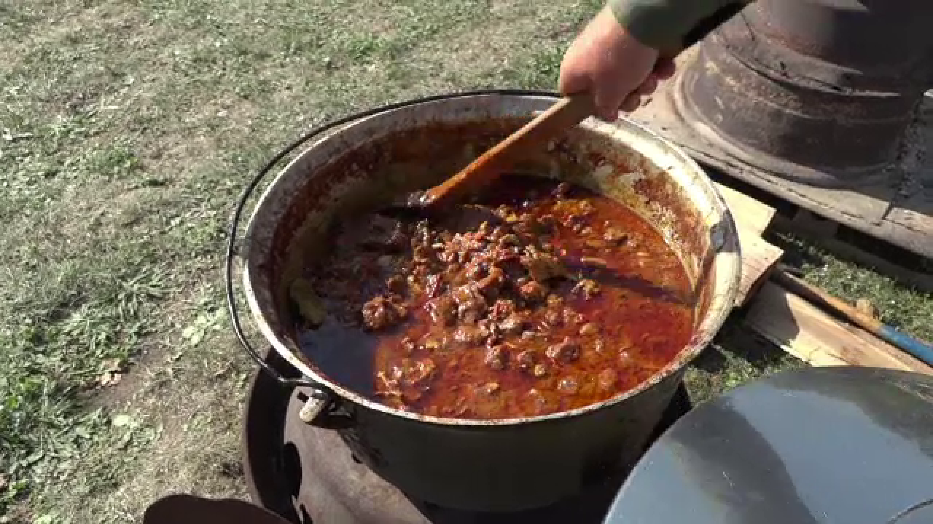 Vânătorii din Vaslui s-au transformat în bucătari. Sute de pofticioși s-au bucurat de preparate la marginea pădurii