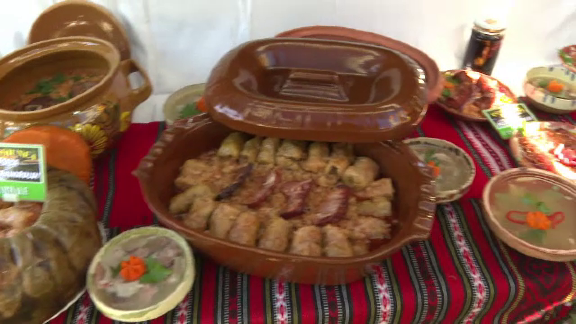 Locul din România în care sarmalele și piftia se mănâncă împreună. O mulțime de turiști au încercat combinația la un festival