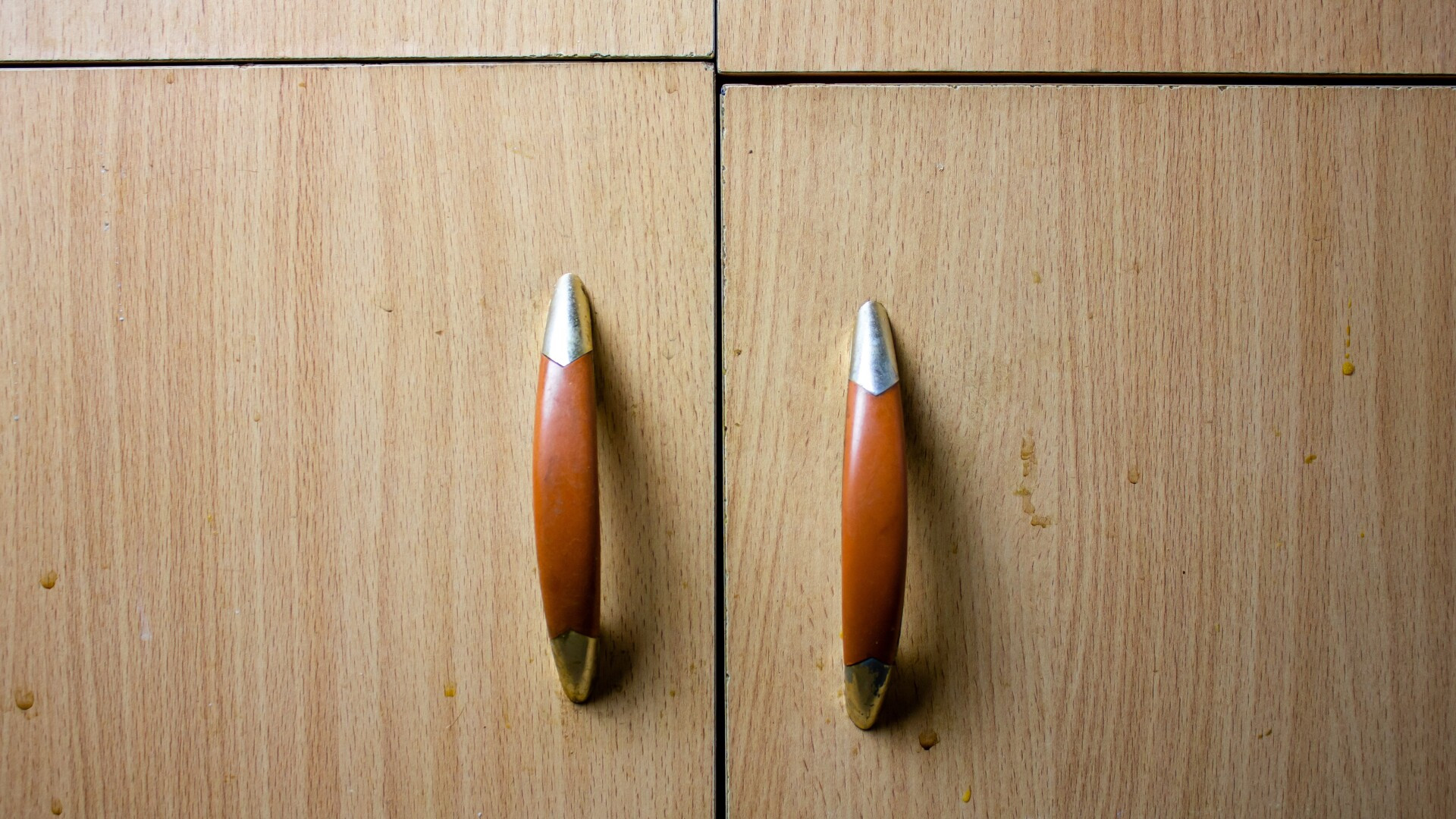 Un bărbat a supraviețuit trei zile sub un dulap care a căzut peste el. În ce stare a fost găsit