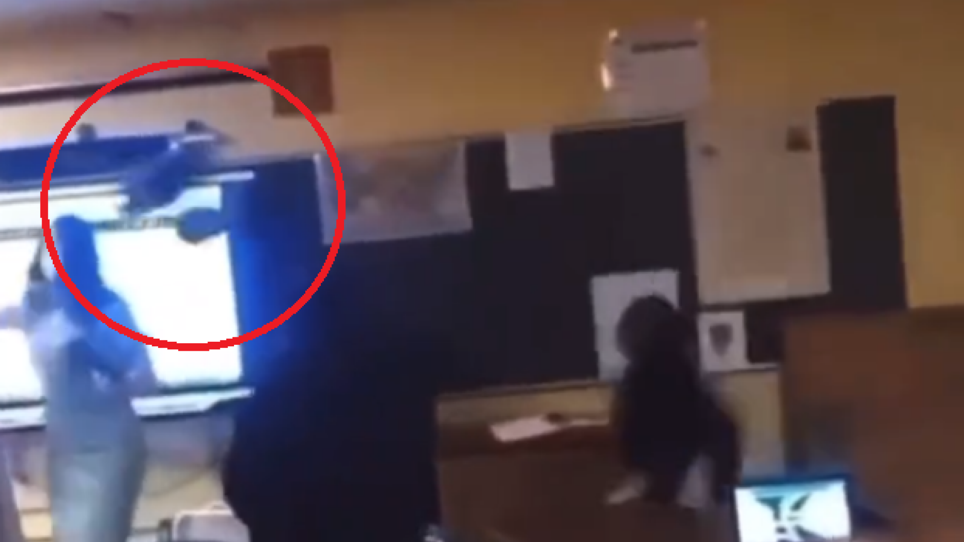 O profesoară a fost lovită în cap cu un scaun de metal de către o elevă. Fata avea o dispută cu o colegă | VIDEO