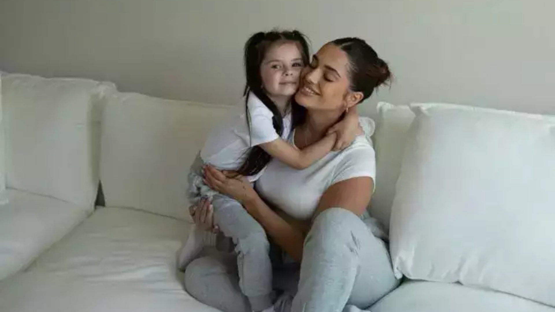 O mamă își lasă fiica de 6 ani să chiulească o zi de la școală în fiecare lună pentru a petrece mai mult timp împreună