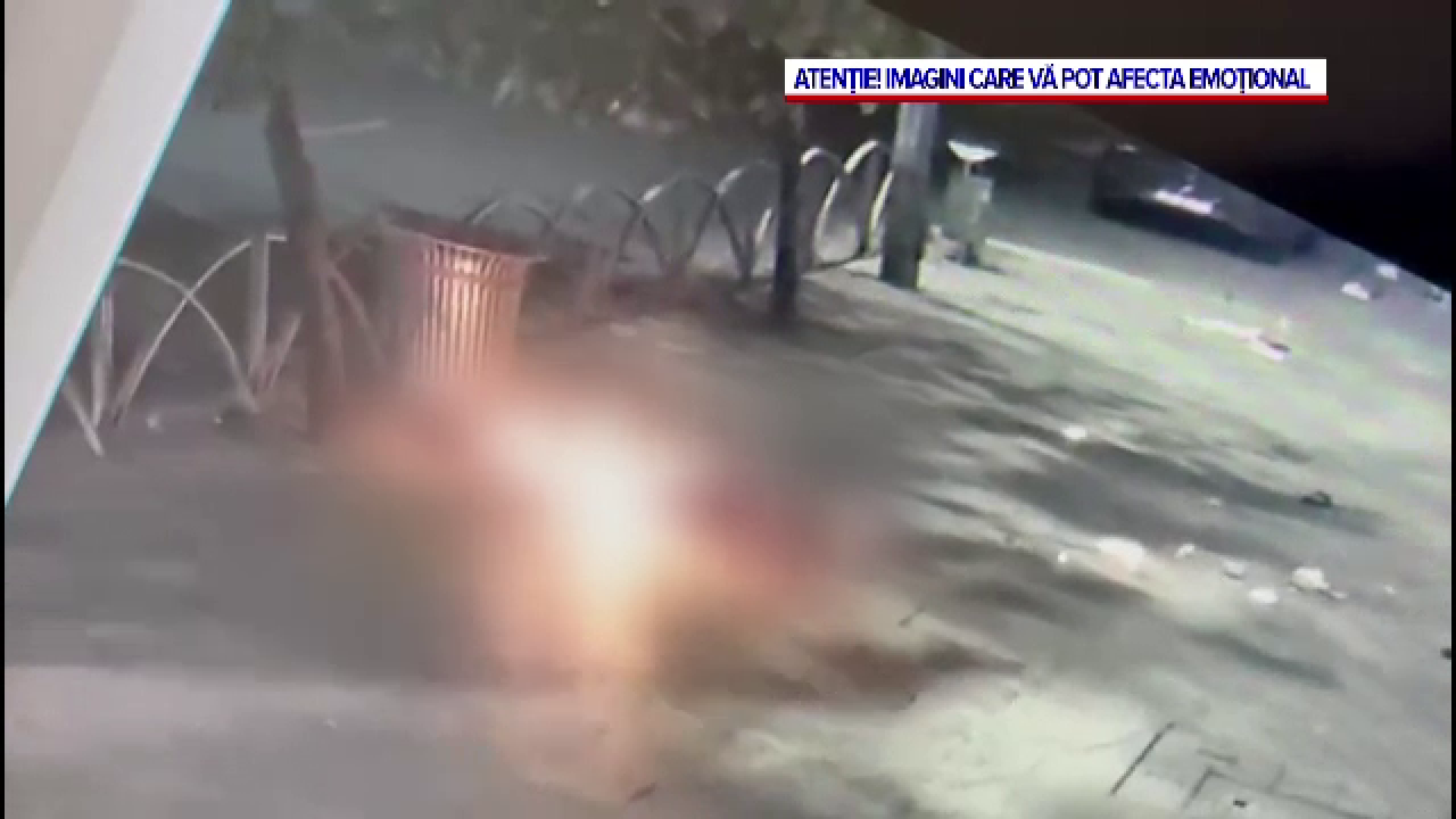 Momentul în care un bărbat își dă foc în Centrul Vechi al Bucureștiului. A fost filmat alergând, cuprins de flăcări