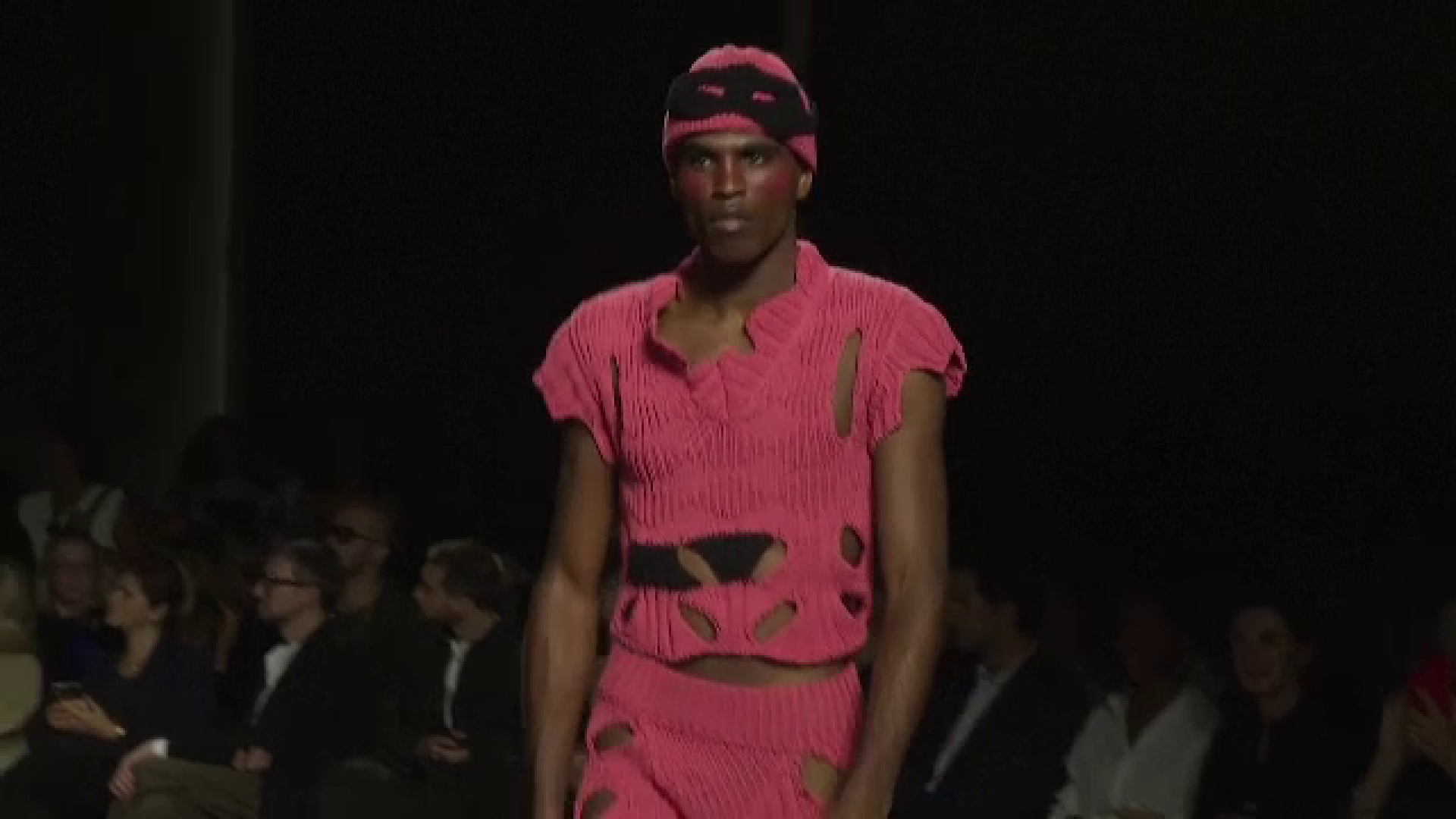 Săptămâna Modei de la Paris | Colecția casei de modă Westwood a șocat publicul. Apariție inedită între spectatori