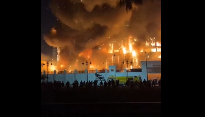 Un incendiu imens a izbucnit la o clădire a poliţiei din oraşul egiptean Ismailia. VIDEO