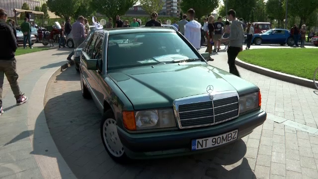 Zeci de mașini de epocă au fost prezentate la Retroparada Toamnei de la Iași. Vehiculele încă pornesc la prima cheie