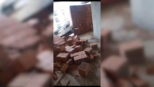 A început prima demolare a unui bloc de locuințe construit ilegal, în Cluj-Napoca. Locatarii refuză să iasă din case