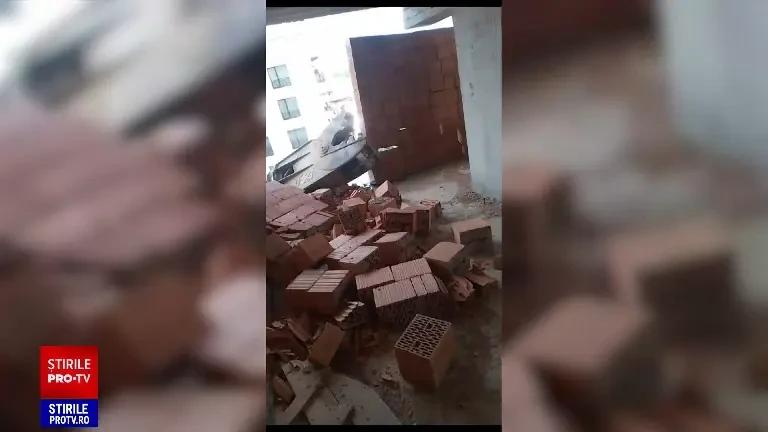 A început prima demolare a unui bloc de locuințe construit ilegal, în Cluj-Napoca. Locatarii refuză să iasă din case