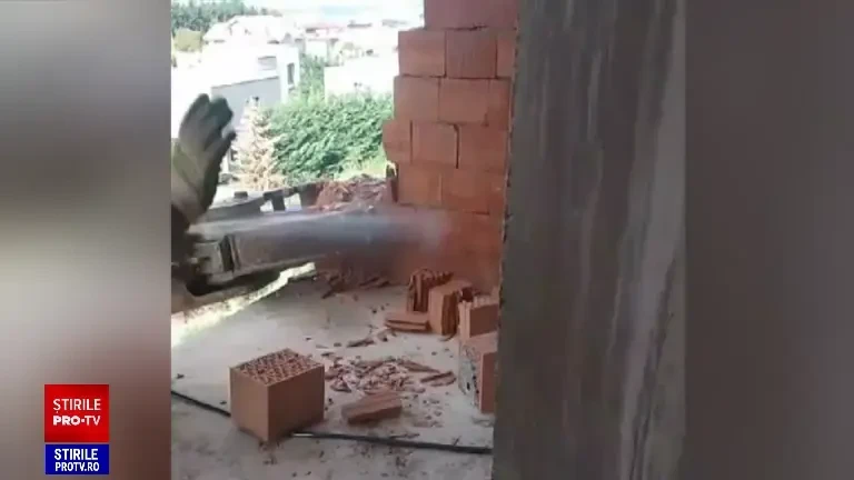 A început prima demolare a unui bloc de locuințe construit ilegal, în Cluj-Napoca. Locatarii refuză să iasă din case