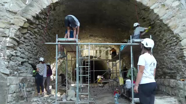 17 voluntari au început reabilitarea unui pod construit pe vremea lui Ștefan cel Mare, lângă Onești: ”E hrană sufletească”