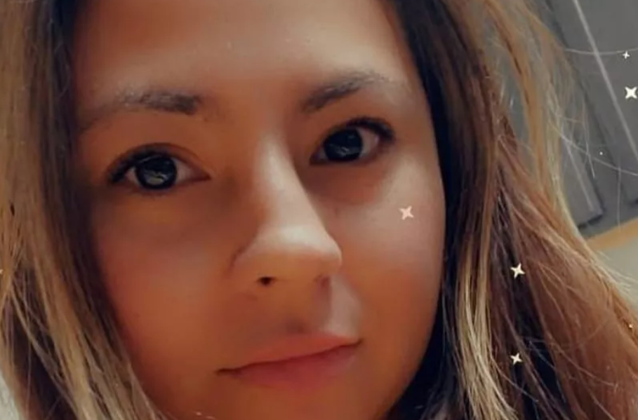 O femeie a fost lovită de aripa unui avion în timp ce tundea iarba și a murit pe loc