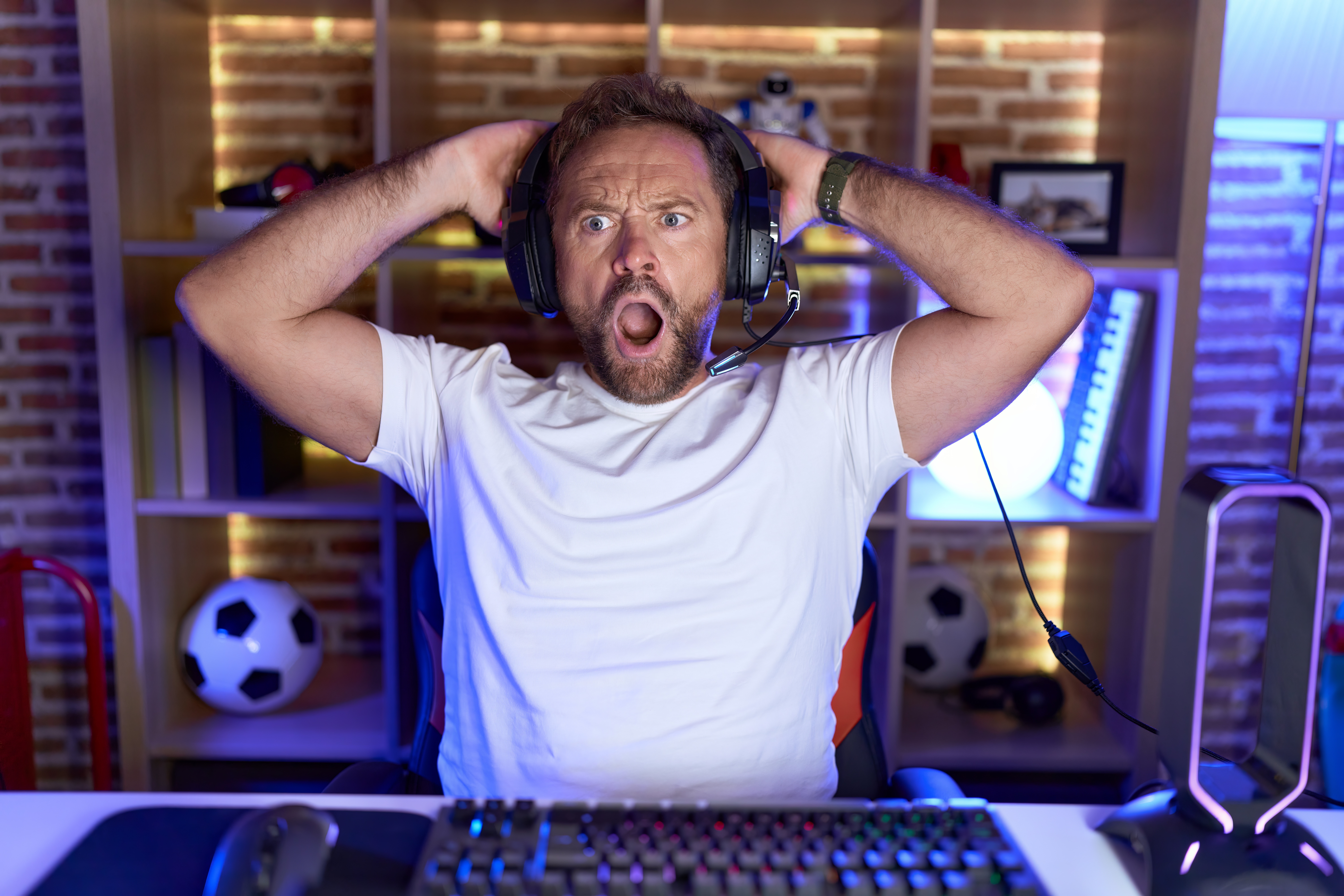 Gamerii și cei care ascultă muzică tare în căști riscă să își piardă auzul. Avertismentul specialiștilor