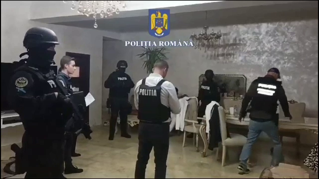 Membrii a două clanuri din Ploiești, săltați de poliție după ce s-au războit în stradă. Ce au găsit polițiștii la ei în casă