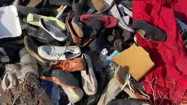 Focar de infecție în Dolj. Mii de perechi de pantofi au fost aruncate pe un câmp