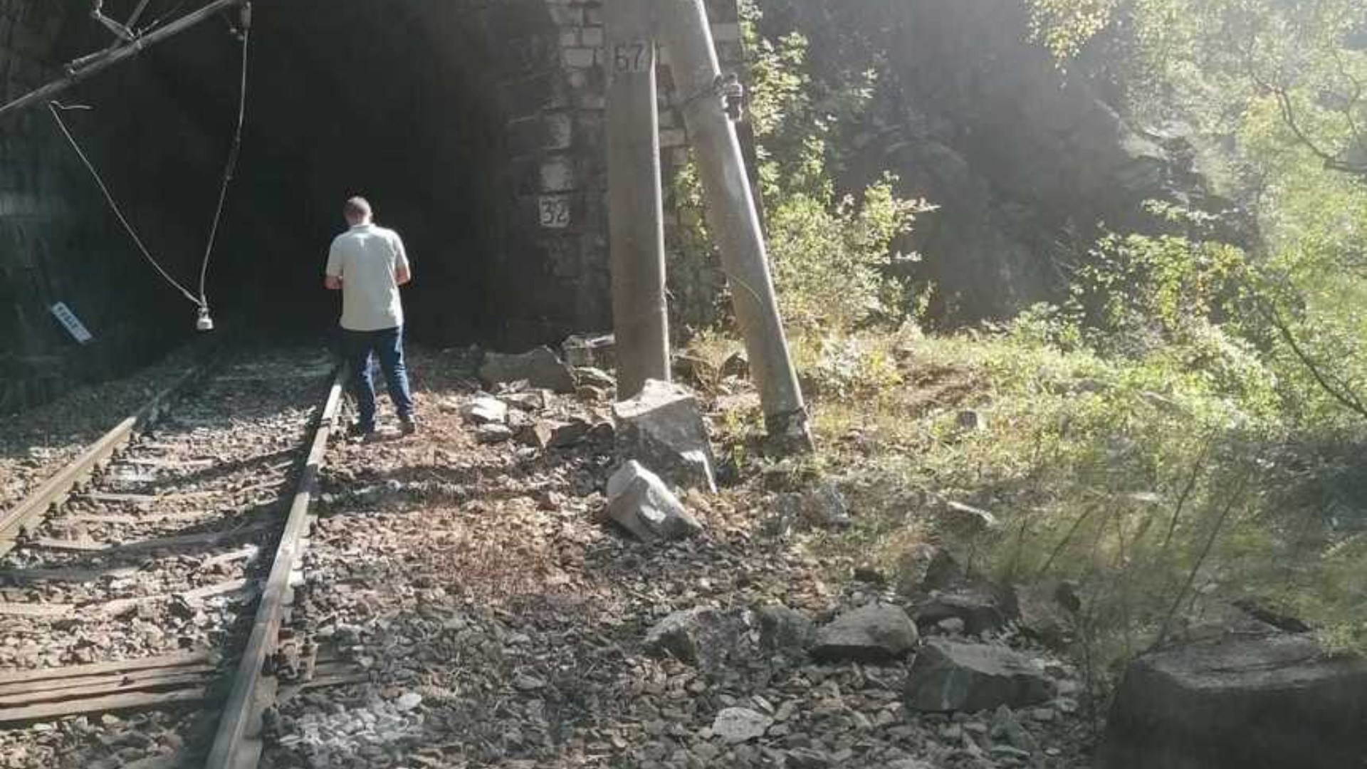 Traficul feroviar între Lainici şi Petroşani, întrerupt după căderea unor bucăţi de stâncă de pe versant