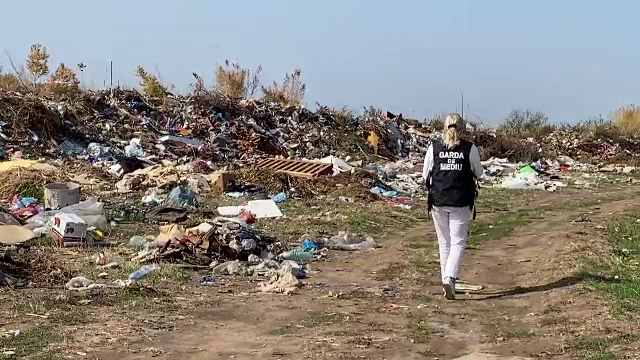 Mii de perechi de pantofi au fost aruncate pe un câmp dintr-o localitate din Dolj. „Dacă îl prindeam, i le puneam în poartă”