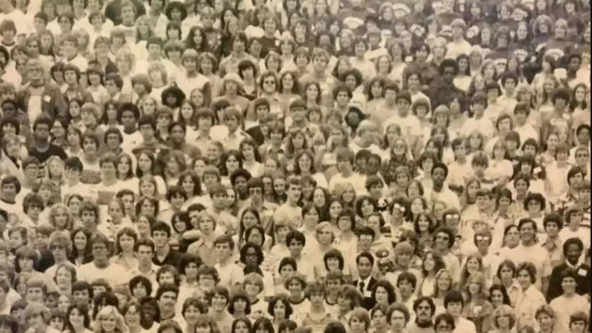 Doar 1% dintre oameni pot descoperi în 9 secunde animalul ascuns printre persoanele din fotografie