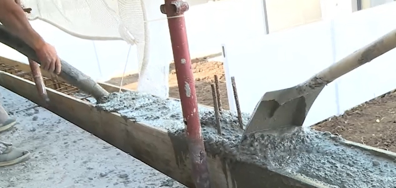 Fabricile care produc ciment și fier, nevoite să plătească taxa de carbon. Cum va fi achitată