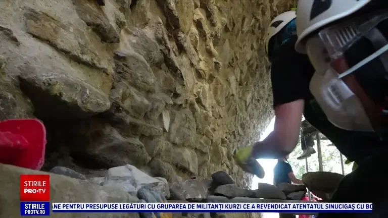 17 voluntari au început reabilitarea unui pod construit pe vremea lui Ștefan cel Mare, lângă Onești: ”E hrană sufletească”