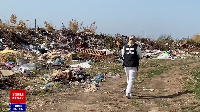 Mii de perechi de pantofi au fost aruncate pe un câmp dintr-o localitate din Dolj. „Dacă îl prindeam, i le puneam în poartă”