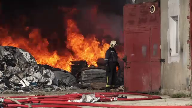 Patru tone de deșeuri au ars în apropiere de Târgu Mureș. Localnicii au fost avertizați prin RO-Alert să stea în case