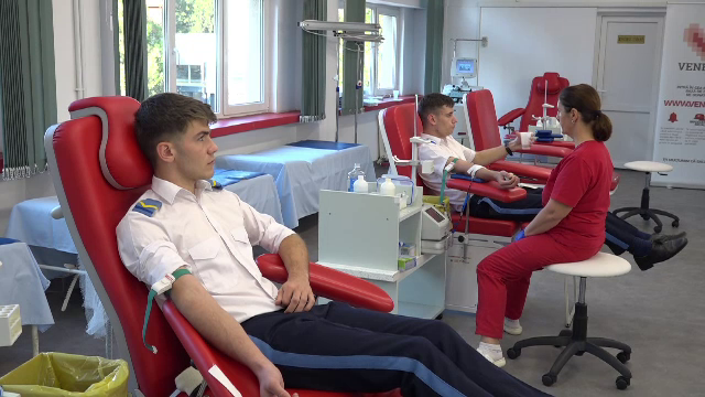 Zeci de viitori militari dintr-un liceu din Alba Iulia au donat sânge. „Dacă putem să ajutăm, o facem cu tot dragul”