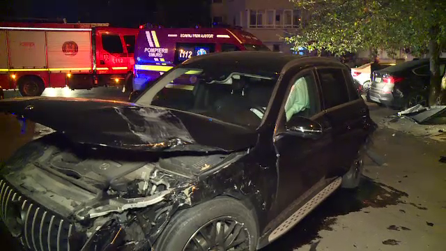 Momentul în care un șofer lovește violent o mașină care ricoșează în alte două autoturisme parcate, pe o stradă din Capitală