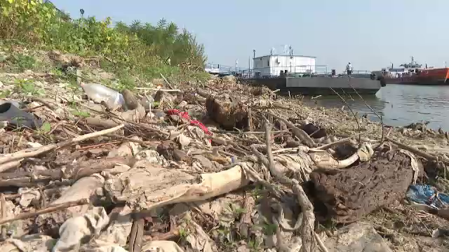 100.000 de kilograme de plastic sunt purtate pe Dunărea românească anual. „Vine, bea o bere, lasă sticla aici”