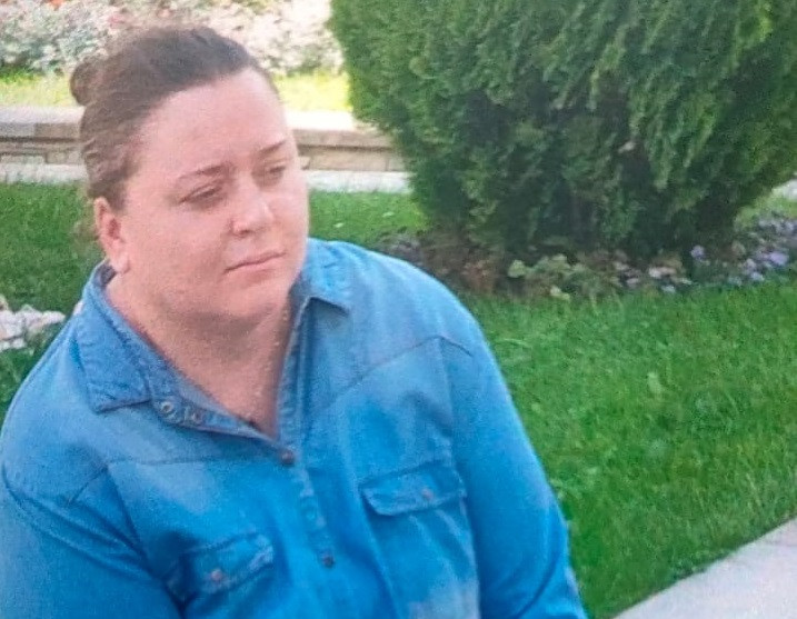 O tânără din Bacău și-a lăsat lucrurile într-un hotel din Piatra Neamț și a plecat. Familia a dat-o dispărută