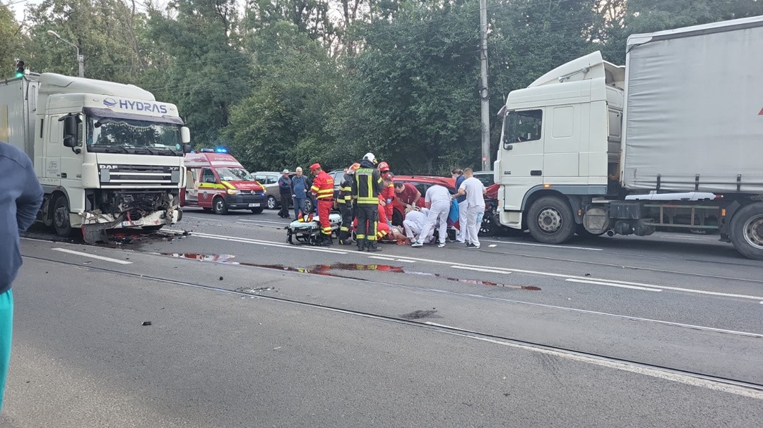 Un bărbat aflat la volan a fost propulsat de o șoferiță în două TIR-uri, în fața spitalului din Timișoara în care lucrează