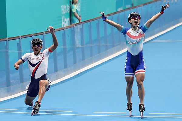 Momentul viral în care un sportiv pierde medalia de aur la o diferență de 0,01 secunde după ce a sărbătorit prea devereme