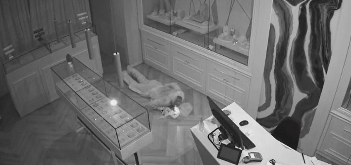 Mai ceva decât un șarpe. Momentul în care un hoț fură bijuterii de aproape 900.000 de lei dintr-un magazin din Craiova