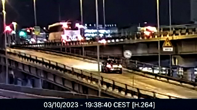 Filmul accidentului teribil în care un autocar a căzut de pe podul dintre Veneția și Mestre. Imaginile tragediei