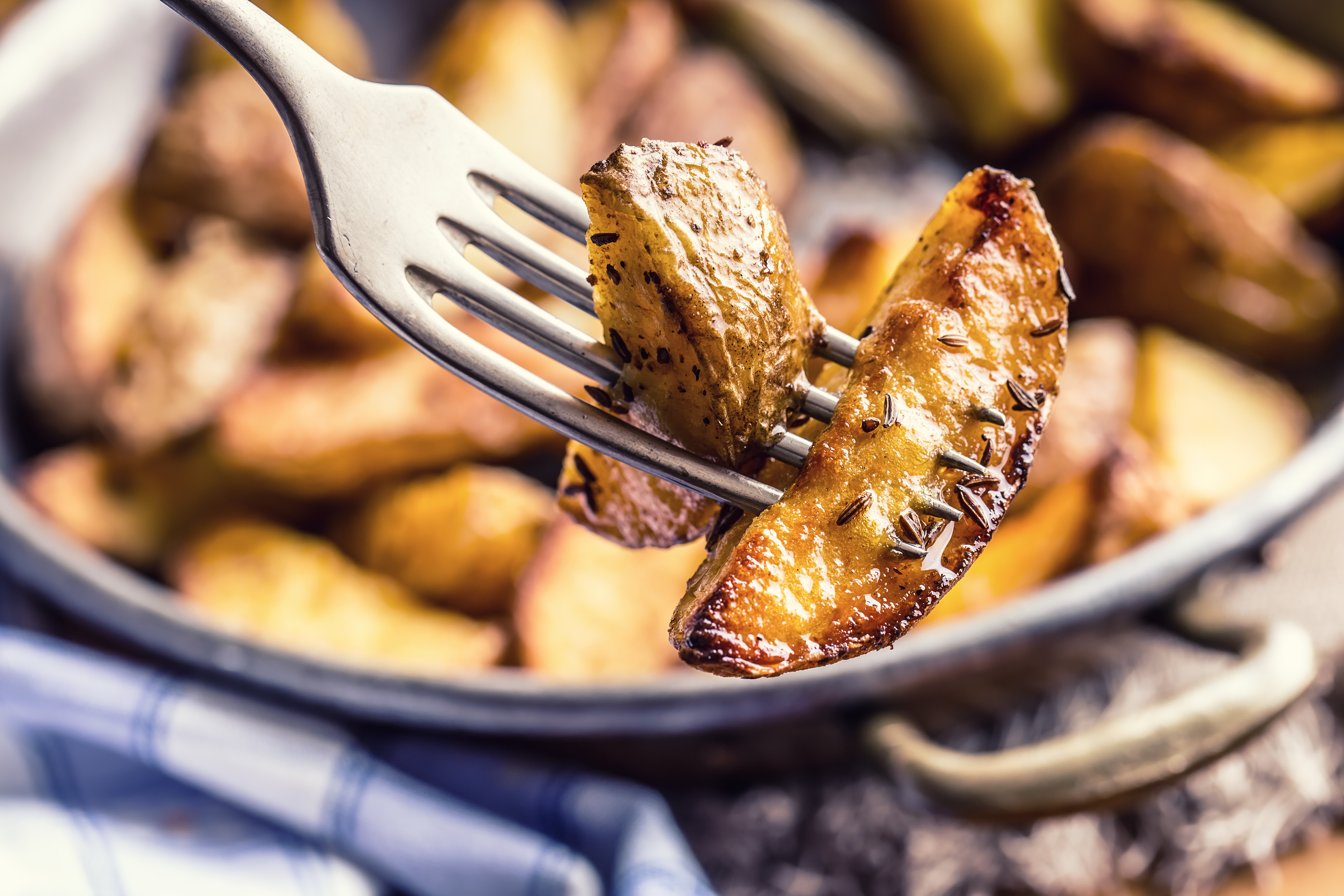 Fiert sau la cuptor. Care este varianta sănătoasă dacă vrem să mâncăm cartofi