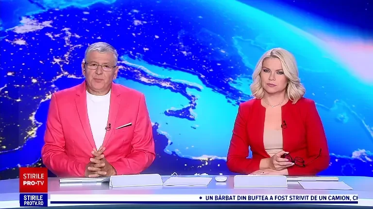 Săptămâna modei de la Paris. Un model îmbrăcat într-o minge de blană uriașă s-a prăbușit în mulțime