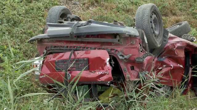 Șoferiță grav rănită după ce mașina sa a fost lovită de un tren, în Bistrița-Năsăud. Femeia ar fi vorbit la telefon