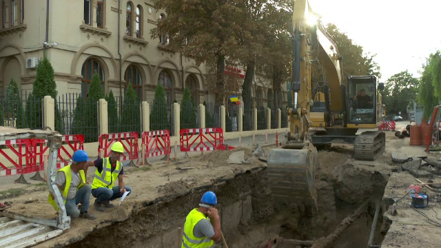 Pericol pe o stradă din Buzău, după ce o țeavă de gaze a fost ruptă în timpul unor lucrări. O grădiniță și un liceu, evacuate