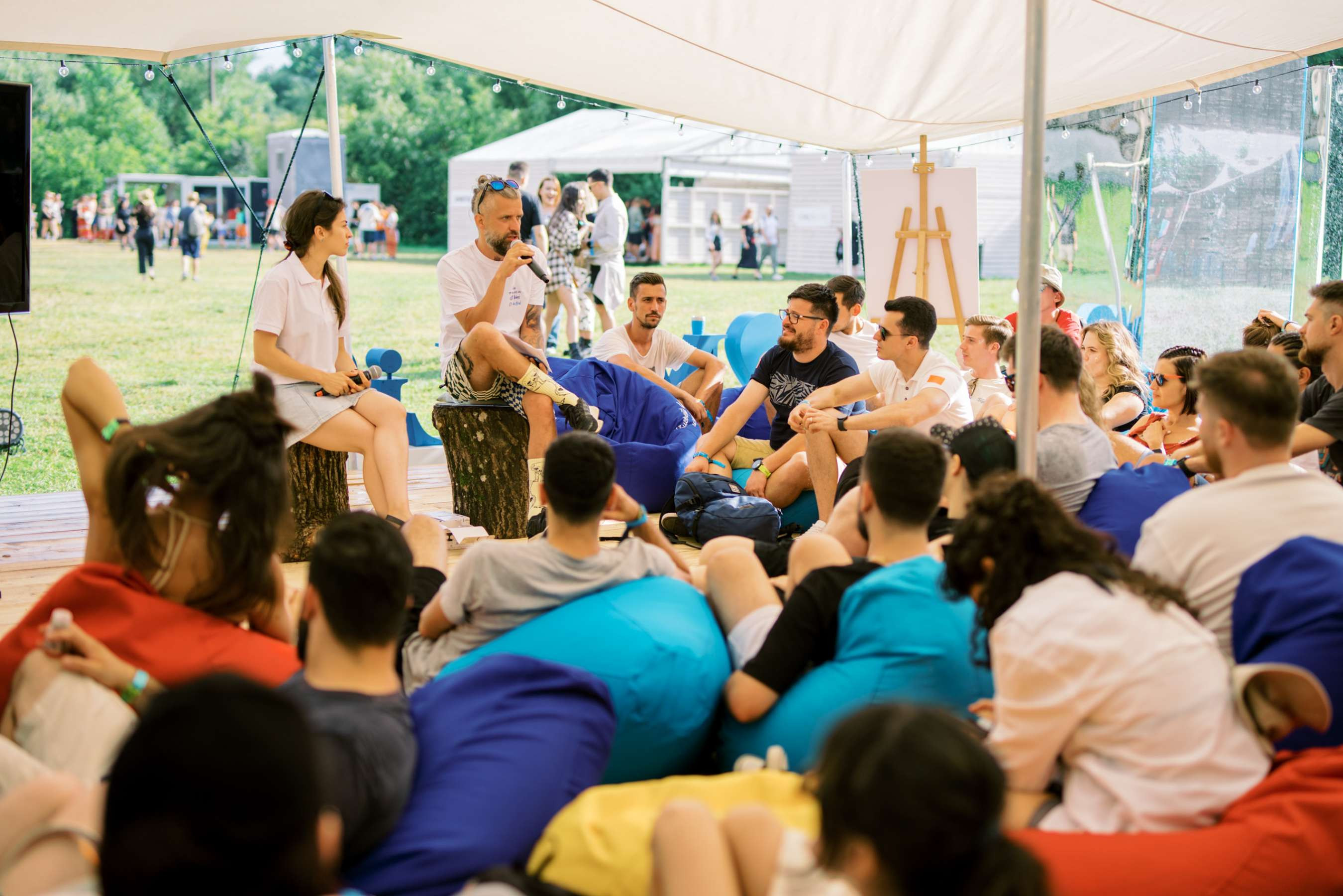 (P) Cum a adus MedLife starea de bine la cele mai îndrăgite festivaluri de muzică ale verii, alături de Godmother