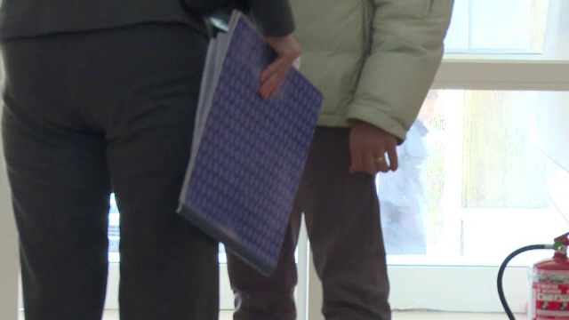 Momentul în care un copil este lovit de un profesor chiar în holul școlii. Ce spun părinții elevului și directorul școlii