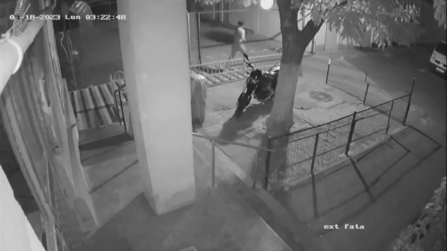 Momentul încătușării lui Eduard Giosu, tânărul drogat care și-a făcut rău singur lovindu-se de o mașină parcată | VIDEO