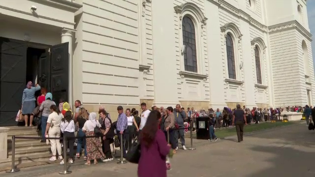 „Ne punem la coadă, stăm acolo cât ne ține Sfânta”. Pelerinajul la Sfânta Parascheva a devenit un circuit turistic. Cât costă