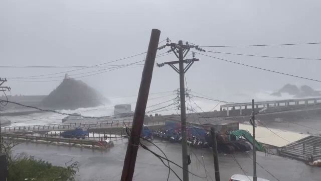 Taifunul Koinu a paralizat Taiwanul. Peste 100 de zboruri au fost anulate și mai multe școli au fost închise