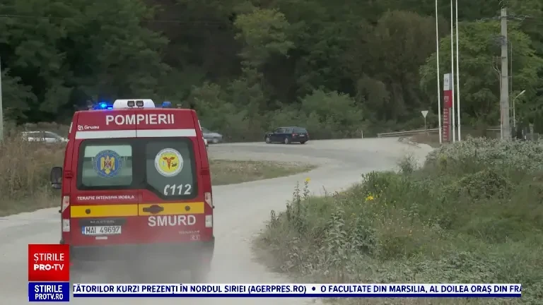 Șoferiță grav rănită după ce mașina sa a fost lovită de un tren, în Bistrița-Năsăud. Femeia ar fi vorbit la telefon