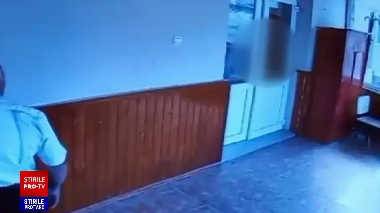 Momentul în care un copil este lovit de un profesor chiar în holul școlii. Ce spun părinții elevului și directorul școlii