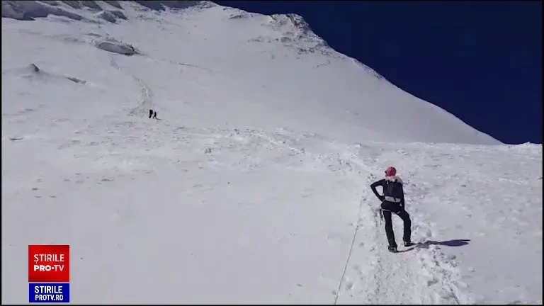 Cine sunt cei doi alpiniști români care au cucerit „vârful real” al muntelui Manaslu din Nepal fără tuburi de oxigen