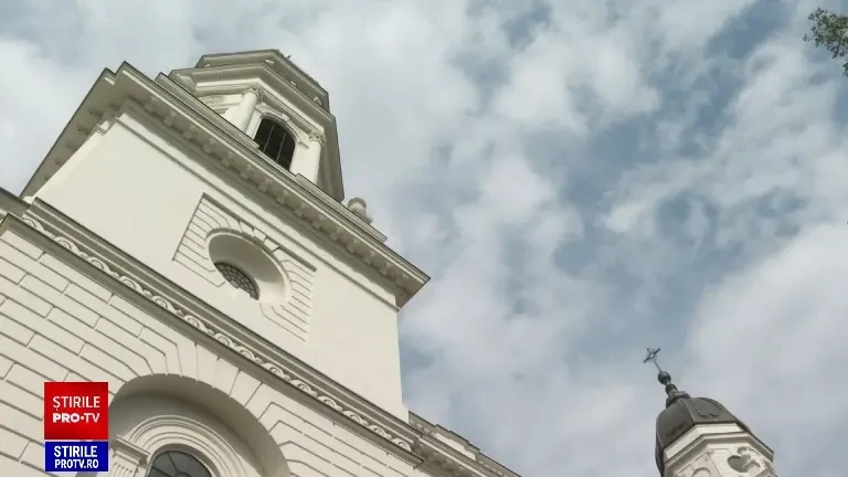 „Ne punem la coadă, stăm acolo cât ne ține Sfânta”. Pelerinajul la Sfânta Parascheva a devenit un circuit turistic. Cât costă